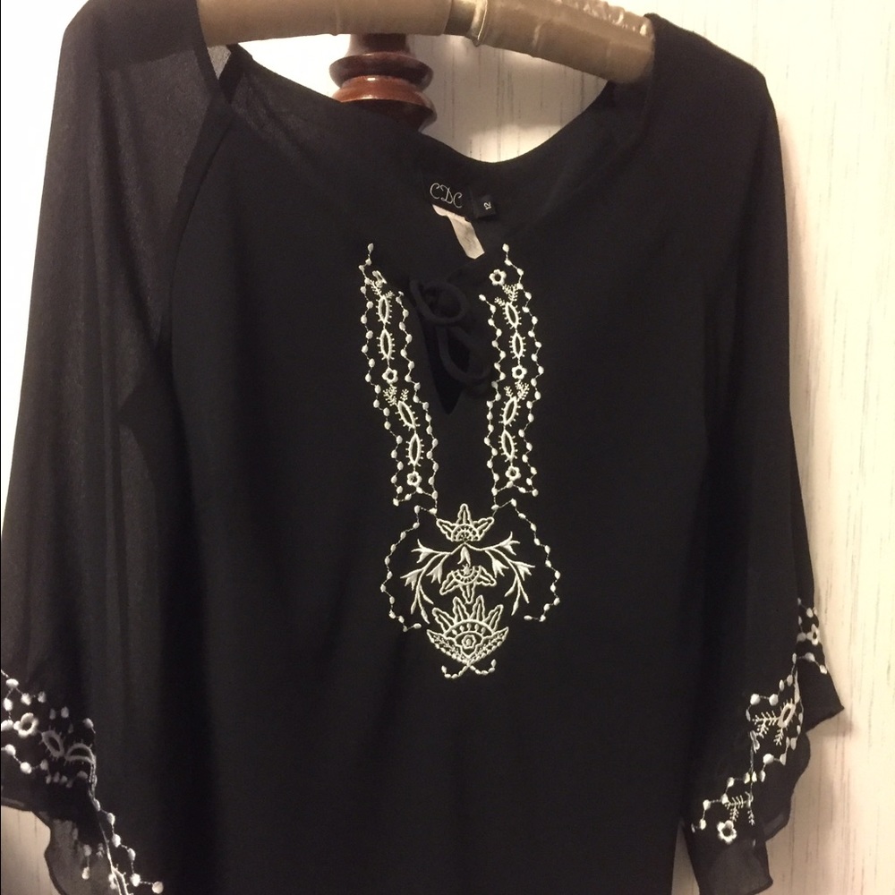 CDC BLACK TOP w/ White Embroidery🎉🌹HOST PICK🎉🌹