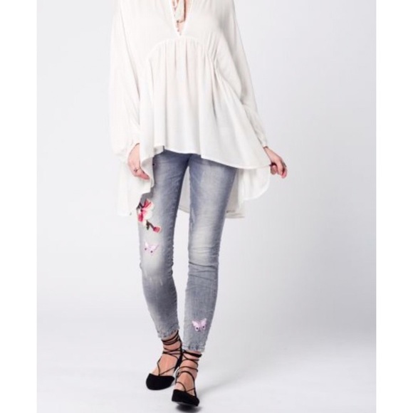 🌸🆕 Distressed Grey Embroidered Jeans - Picture 2 of 7