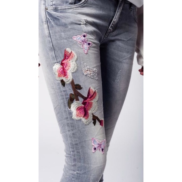 🌸🆕 Distressed Grey Embroidered Jeans - Picture 3 of 7