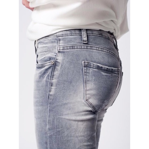 🌸🆕 Distressed Grey Embroidered Jeans - Picture 4 of 7