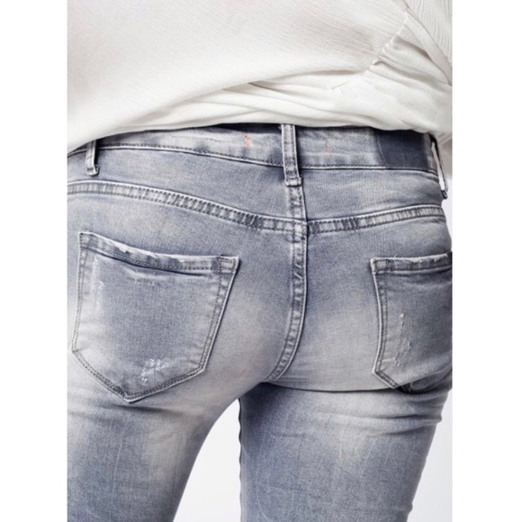 🌸🆕 Distressed Grey Embroidered Jeans - Picture 5 of 7