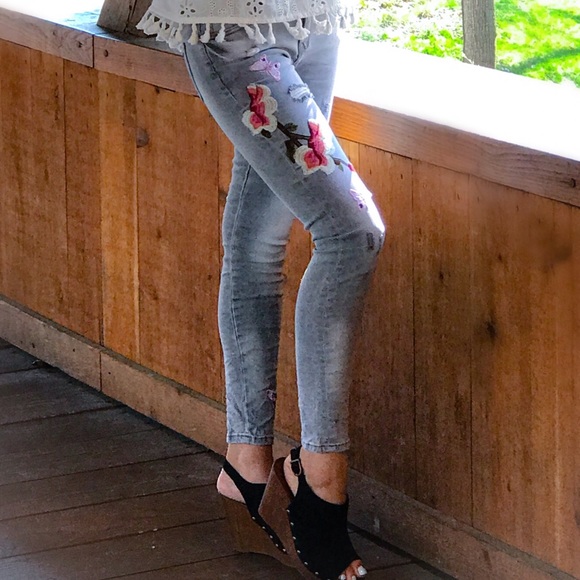 🌸🆕 Distressed Grey Embroidered Jeans - Picture 6 of 7