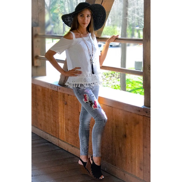 🌸🆕 Distressed Grey Embroidered Jeans - Picture 7 of 7