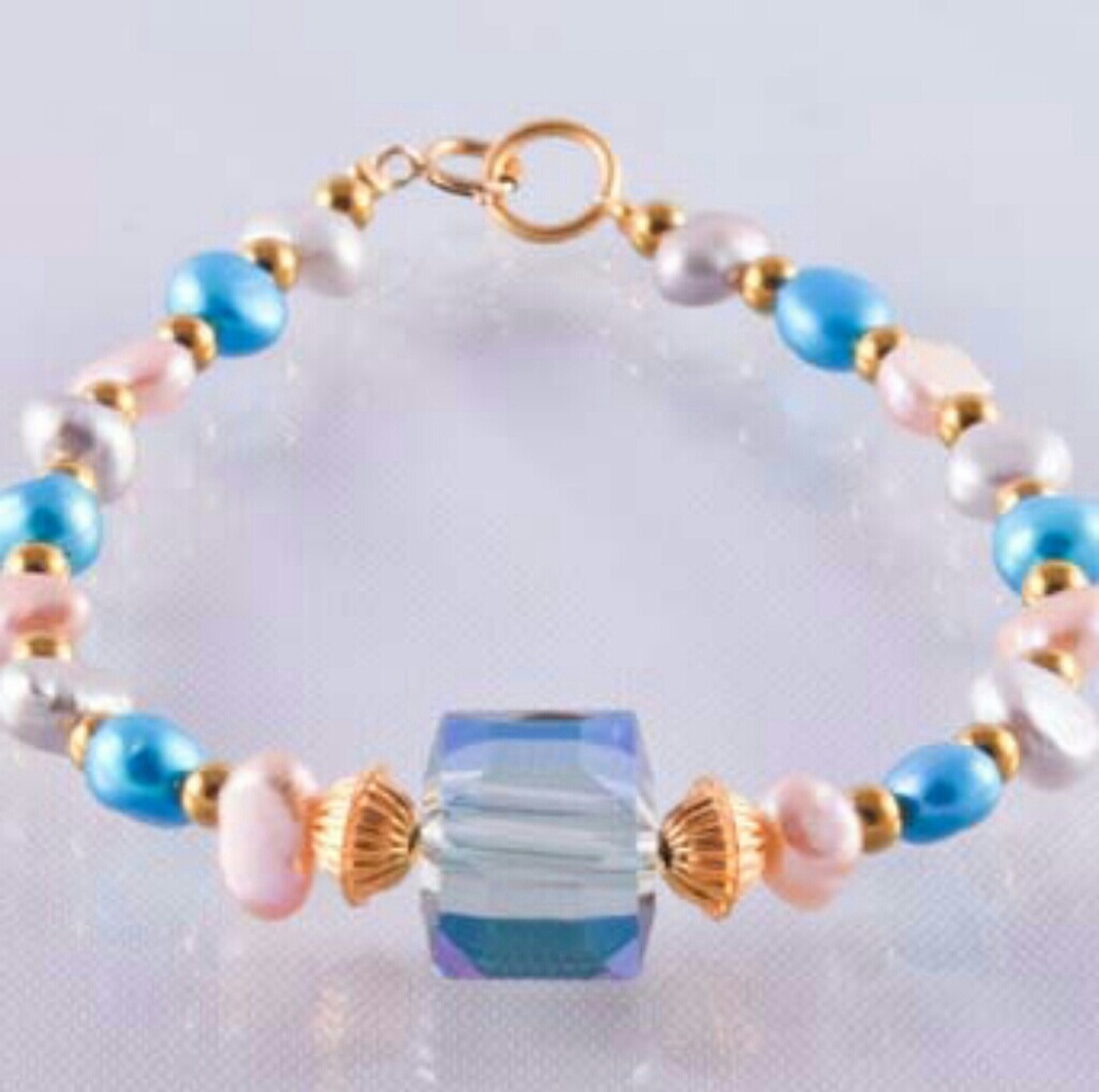 Goddess pearl bracelet