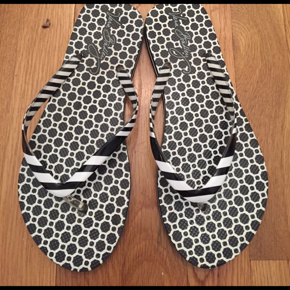 Vera Bradley black and white flip flops size 7/8