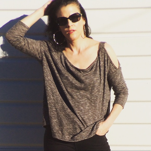 Cold-Shoulder Lounge Slouchy Top New - Picture 2 of 8