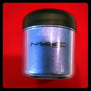 Gorgeous MAC pigment in Cornflower