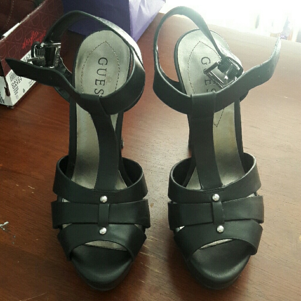 NWOT GUESS Heel