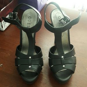 NWOT GUESS Heel