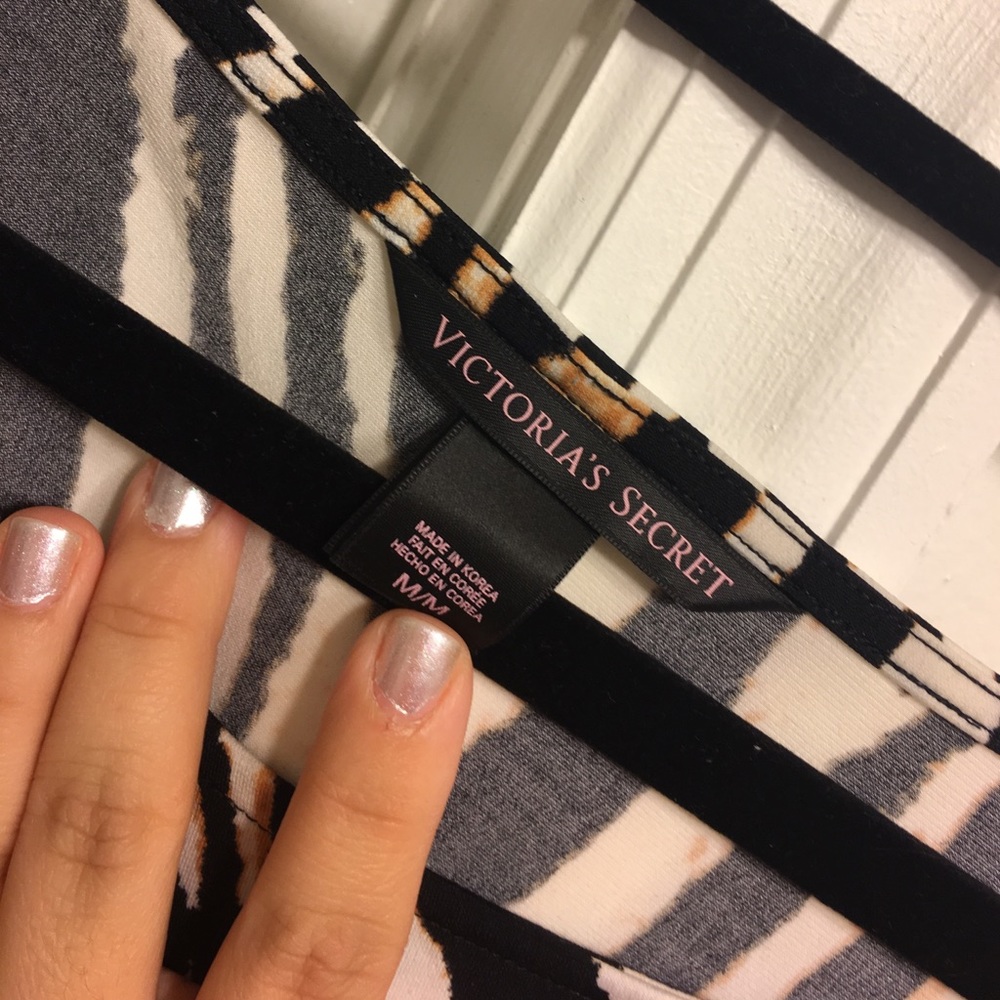Victoria's Secret Tiger Print Dress. - Picture 3 of 4