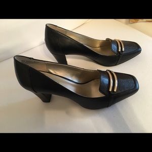 Bandolino black heels with gold detail. Size 8.5