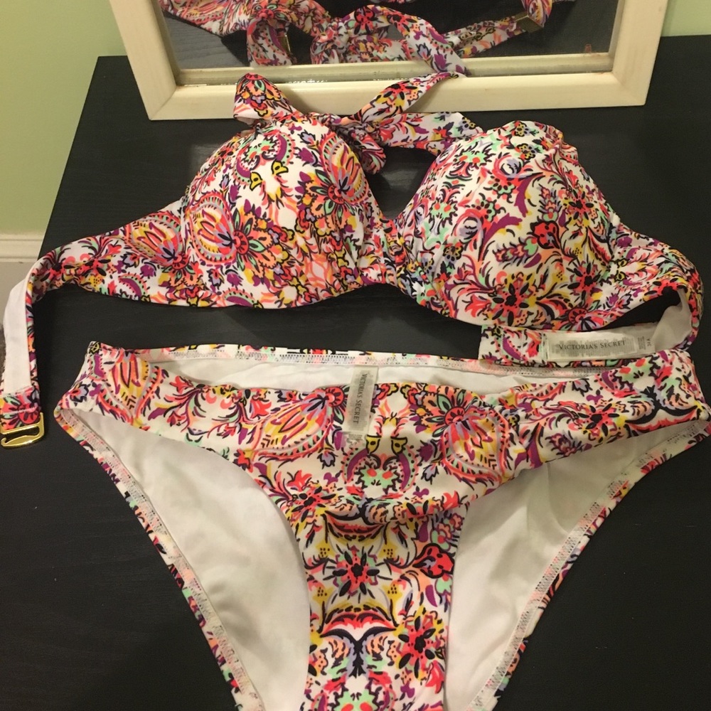 NWOT Victoria's Secret padded push up 34A