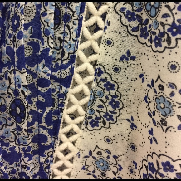 Blue printed F21 blouse - Picture 3 of 4