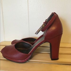 Naturalizer red heels. Perfect for spring! Size 8