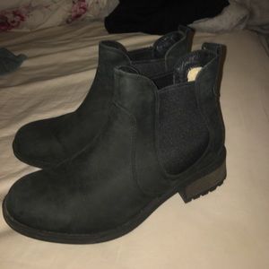 Black UGG Chelsea boots
