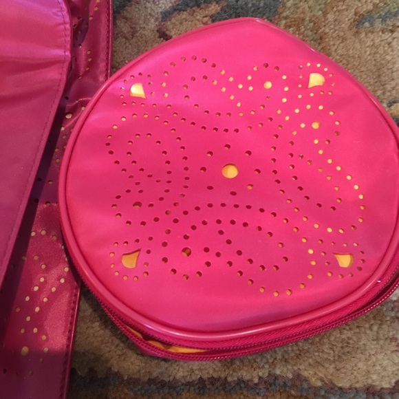 Clinique red & yellow bag w/matching makeup bag - Picture 2 of 5