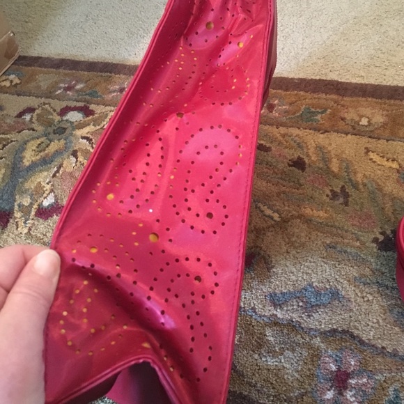 Clinique red & yellow bag w/matching makeup bag - Picture 3 of 5