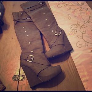 Bakers platform military style boot. Size 6.5