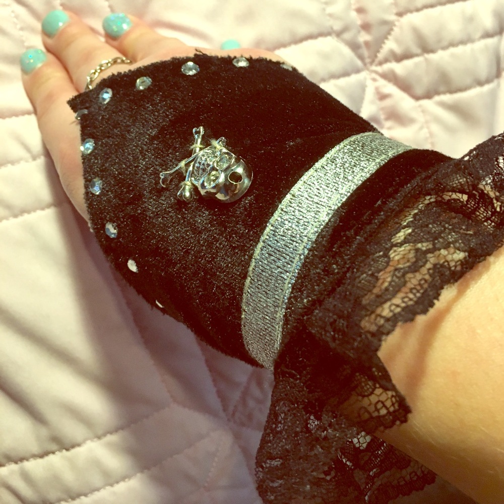 BLACK SKULL GLOVE LIKE RAVE GEM BAND