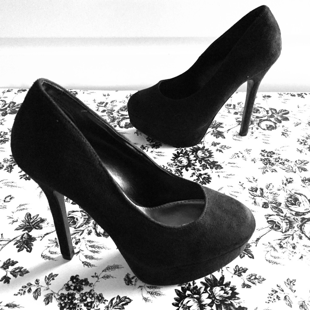 New Black Faux Suede Platform Heels Size 6.5 Wide