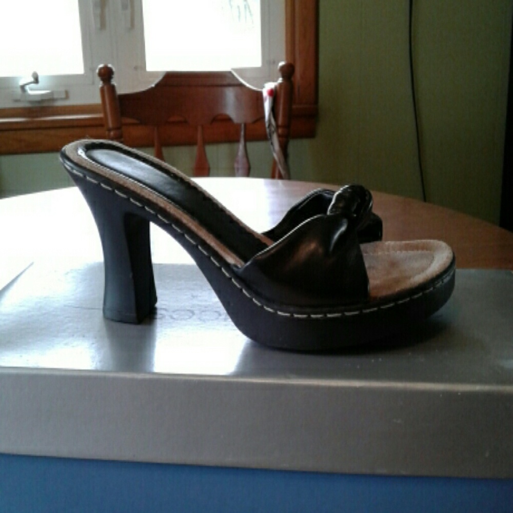 Maurices soft knot heel sandal