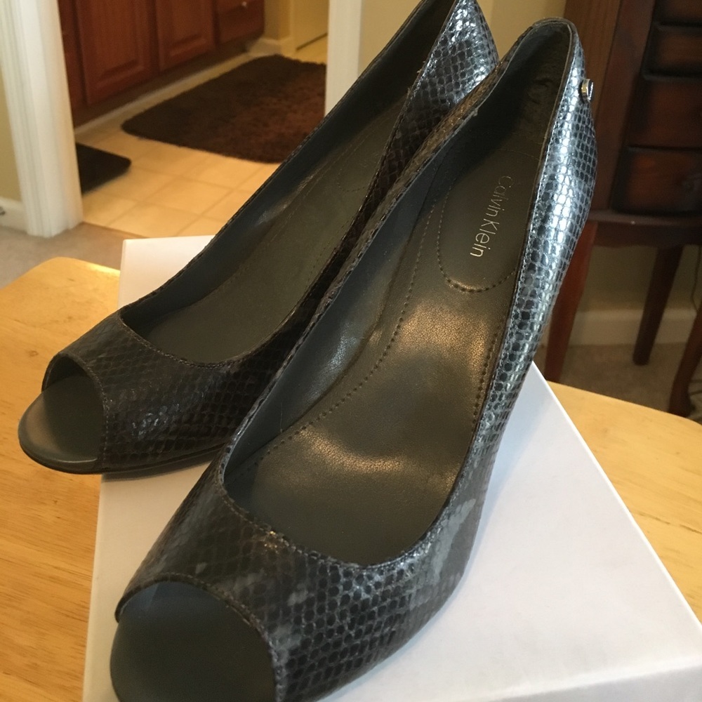 Calvin Klein Callie Grey Patent snake print, 8M.