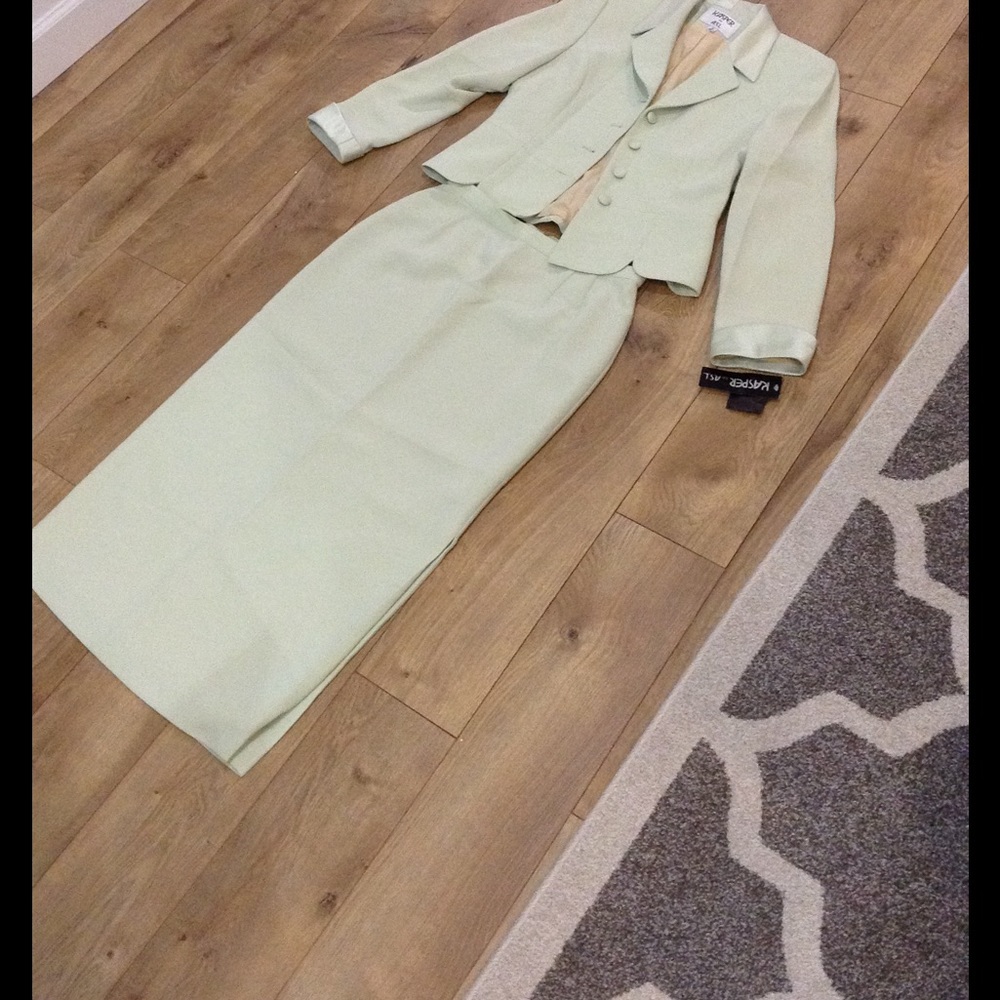 NWT Kasper Gorgeous light green suit