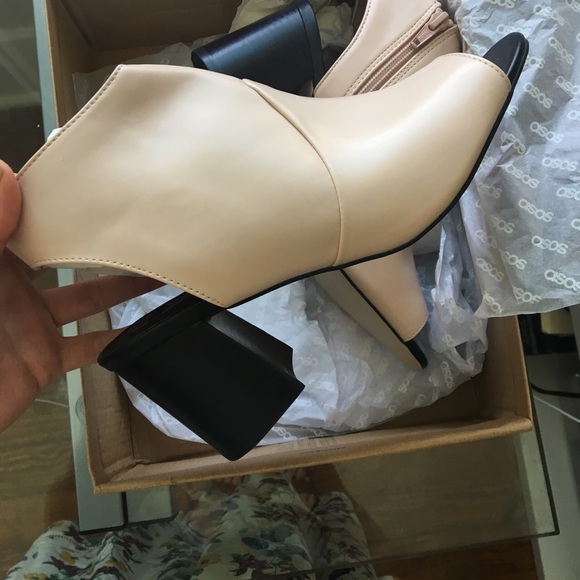 BNIB peep toe chunky heels in nude/black - Picture 2 of 3