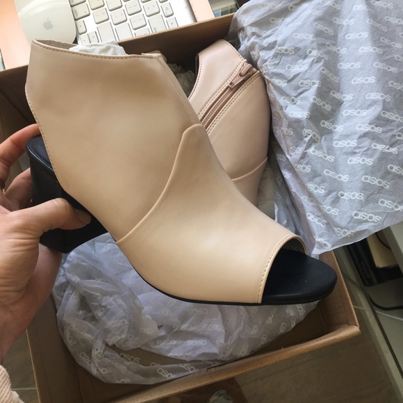 BNIB peep toe chunky heels in nude/black - Picture 3 of 3