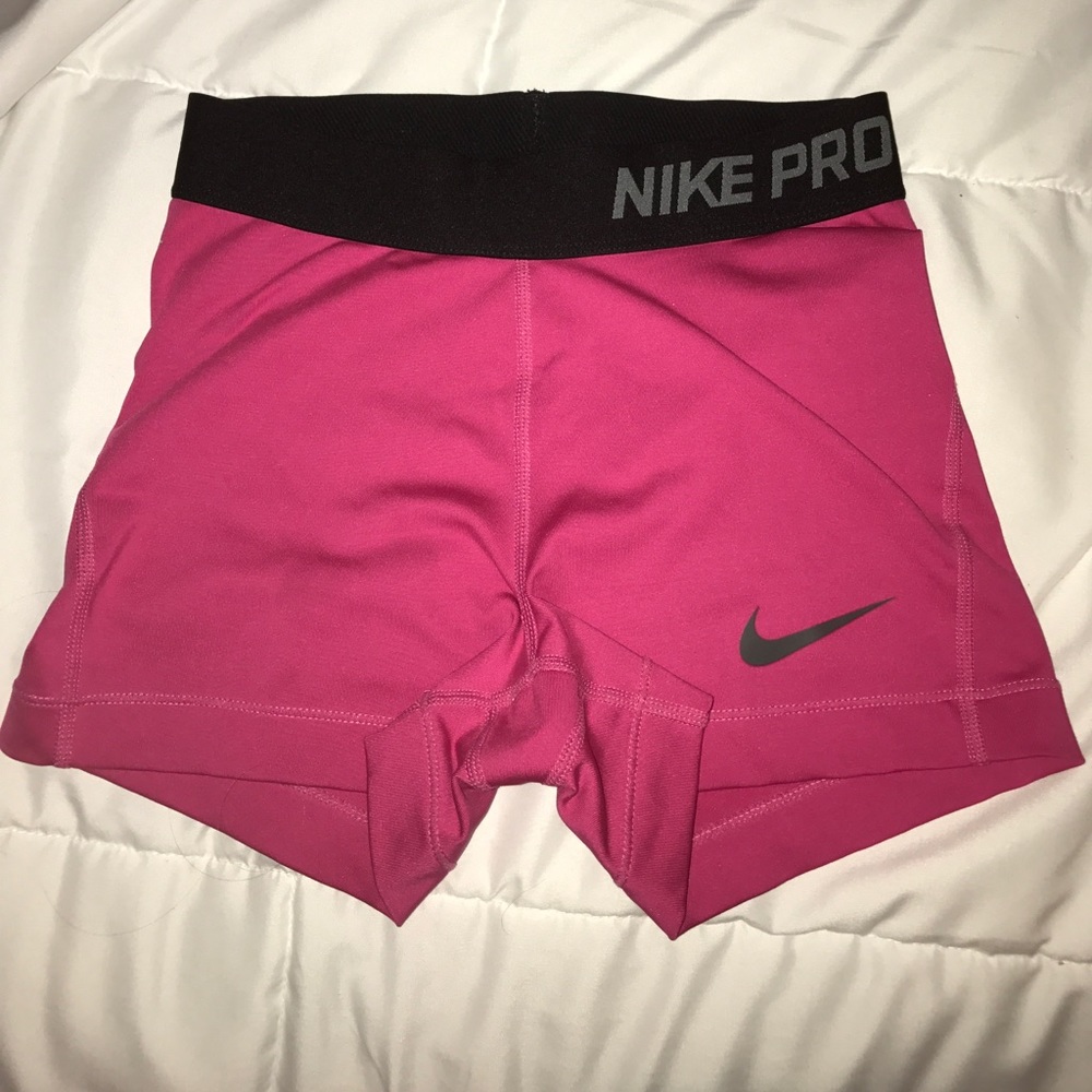 Pink and black Nike pros!💗