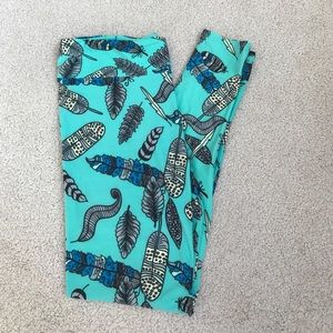 EUC LuLaroe TC Leggings Feather print