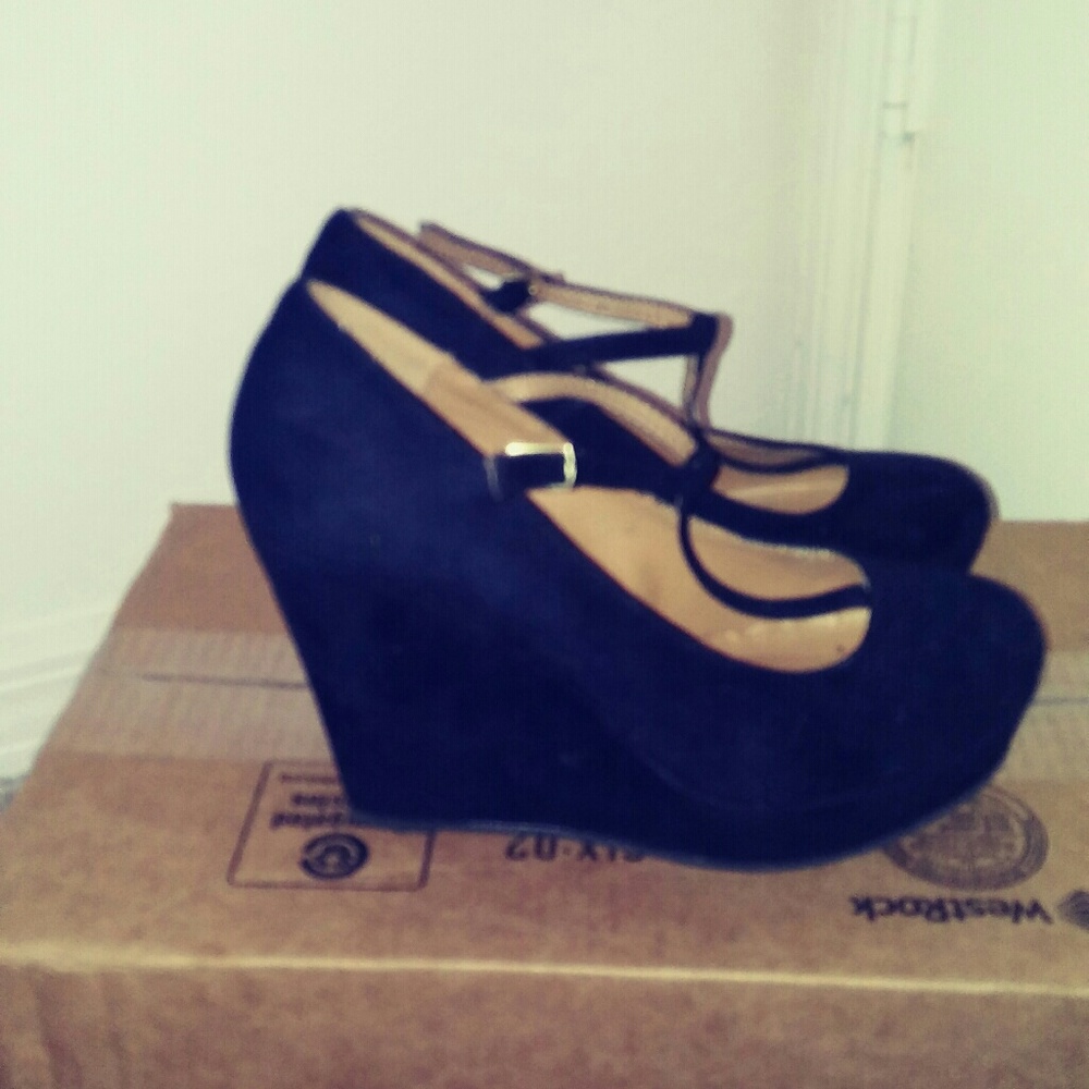 Shoes - Picture 2 of 3