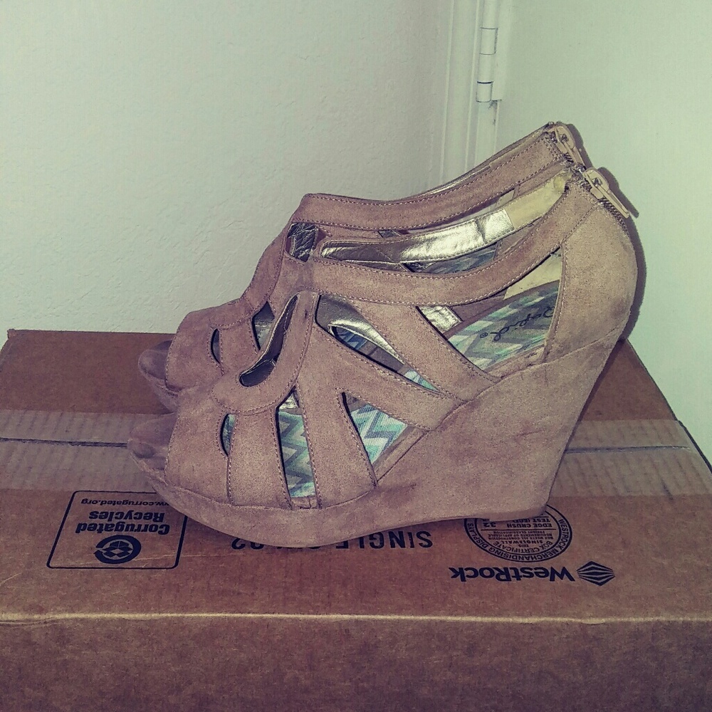 Shoes - Picture 2 of 3