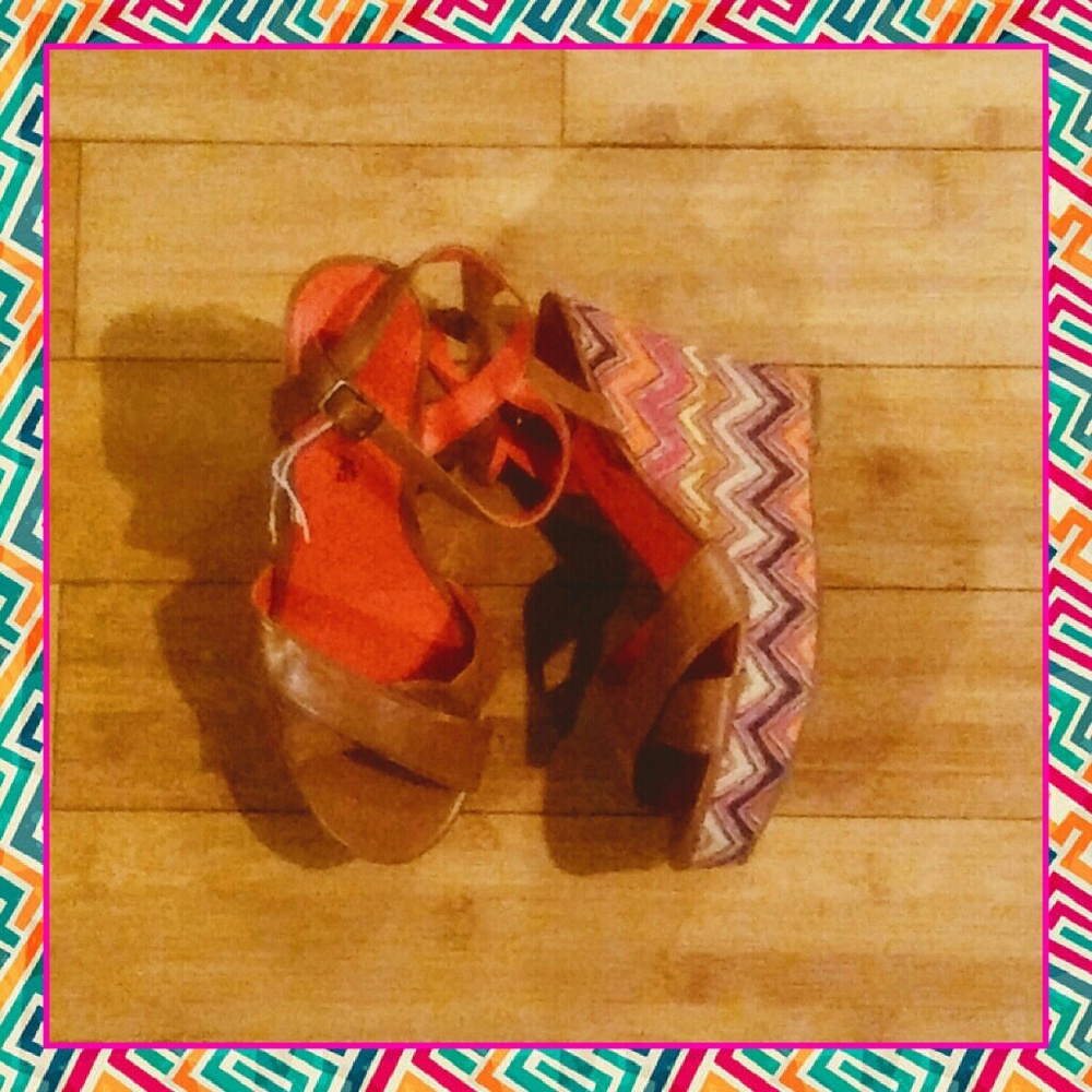 🎉PD⬇ NWT Cute Aztec Wedges