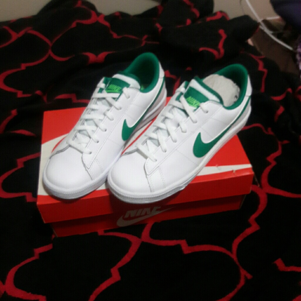 Nike Classic Tennis Shoes