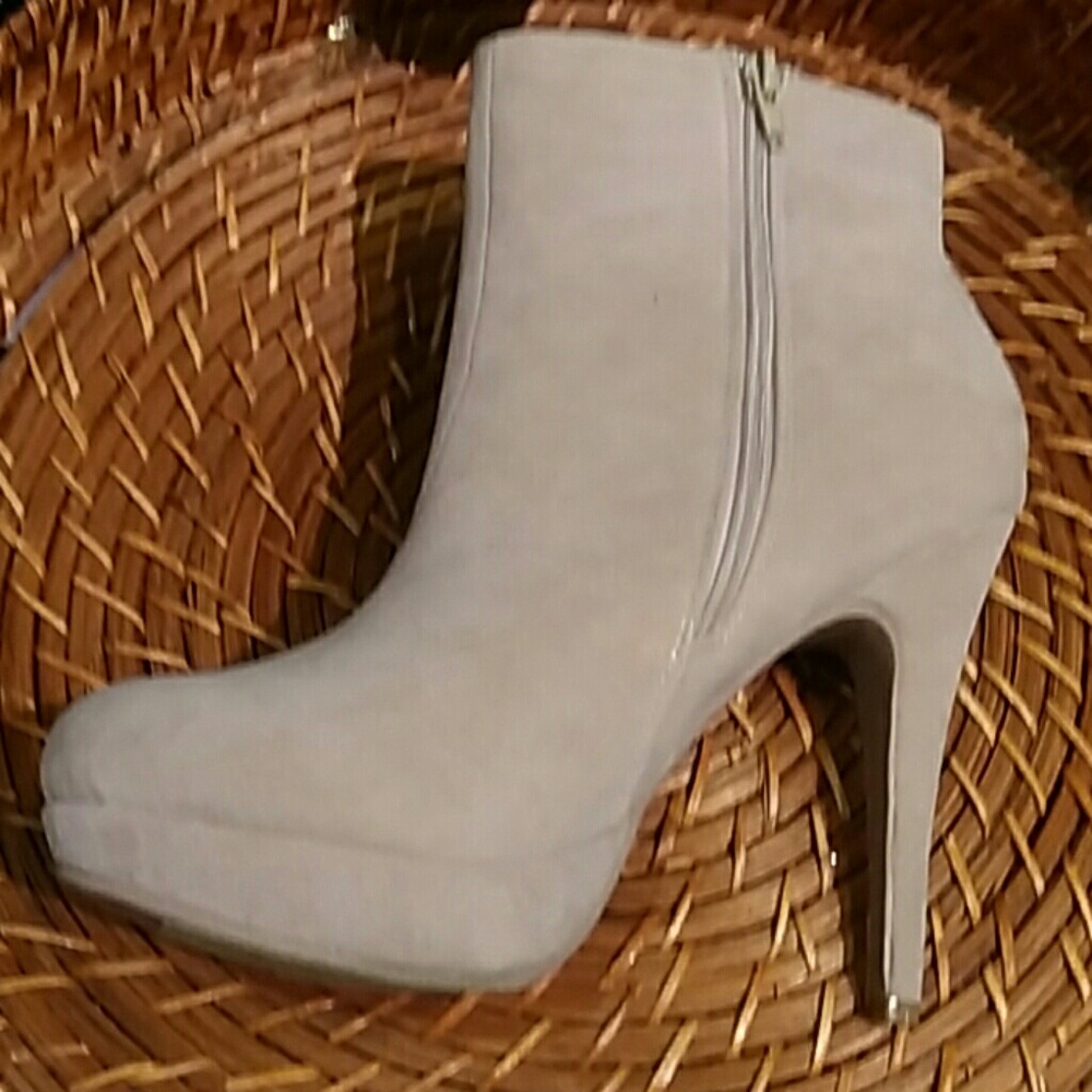 Classy suede bootie heels - Picture 2 of 3
