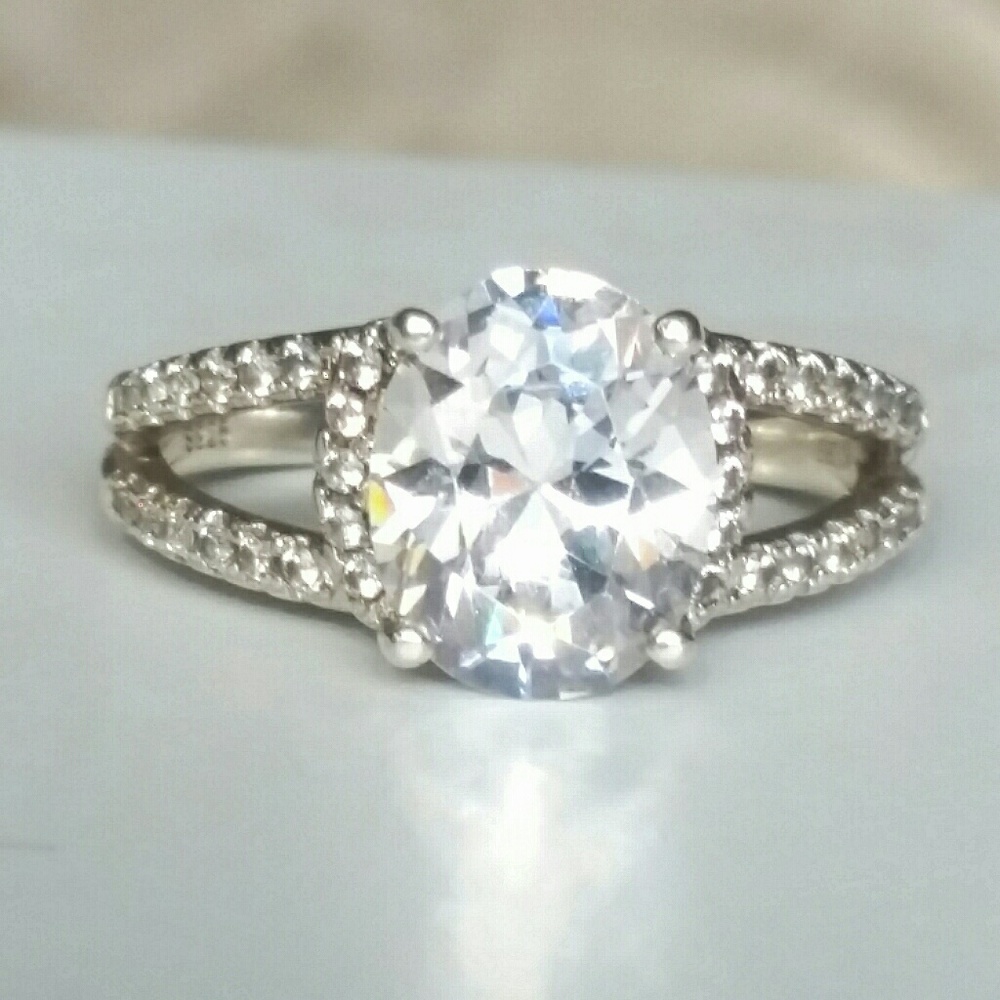 STUNNING STERLING SILVER AND CUBIC ZIRCONIA RING