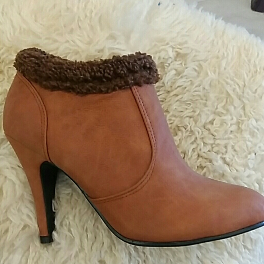 FLASH SALE!  furry accent BOOTIES