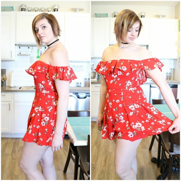 •Restocked• Off the Shoulder Ruffle Top Romper - Picture 6 of 8