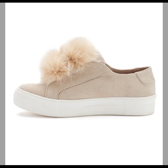 Shoes - 💕HP💕 Puffball sneakers