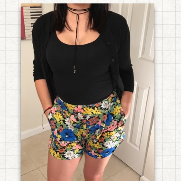 Flowy Flower Shorts - Picture 2 of 4