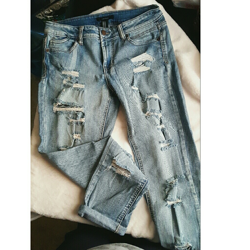 F21 distressed boyfriend jeans