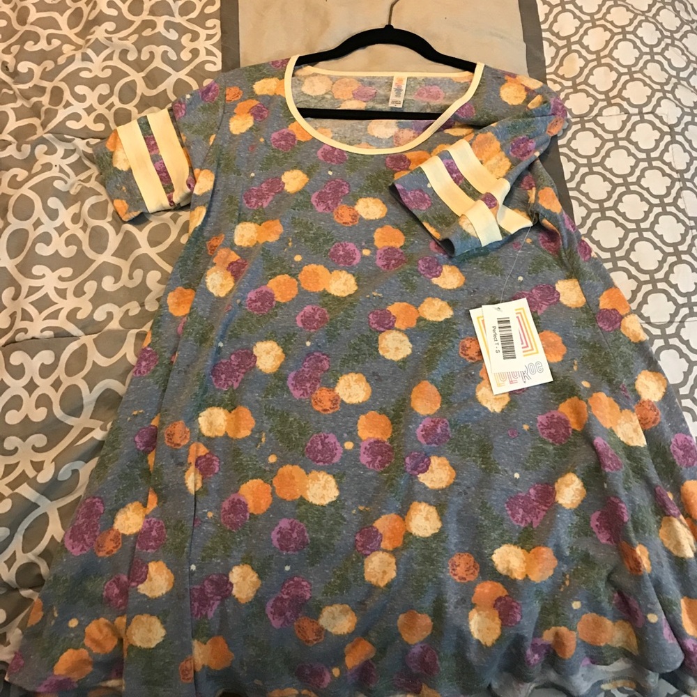Lularoe perfect tee size small. Super pretty!