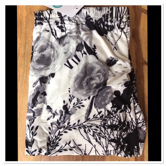 1 left!! Black and White Floral Print Leggings- OS - Picture 3 of 3