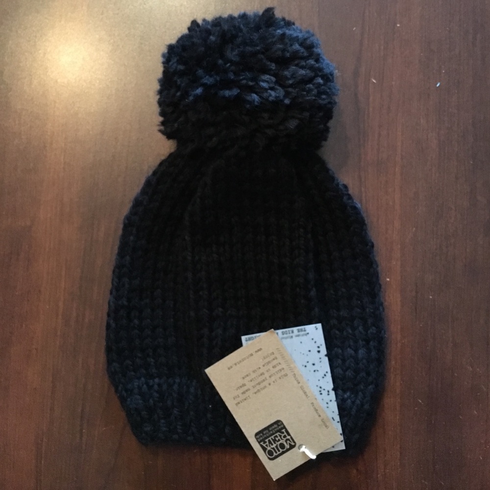 New motoreta Pom Pom beanie in black