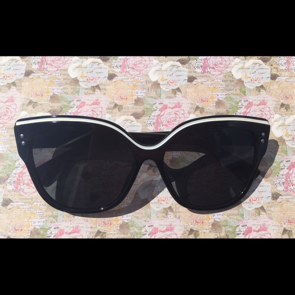 Boutique Accessories - Closet closing! 🎉HP!! 🎉 Sunglasses for summer!