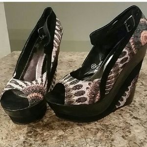 Women's cute peep toe wedges