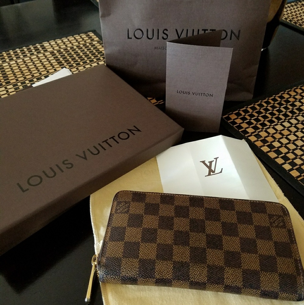 🎉🎉SOLD🎉🎉Authentic Louis Vuitton Wallet Damier