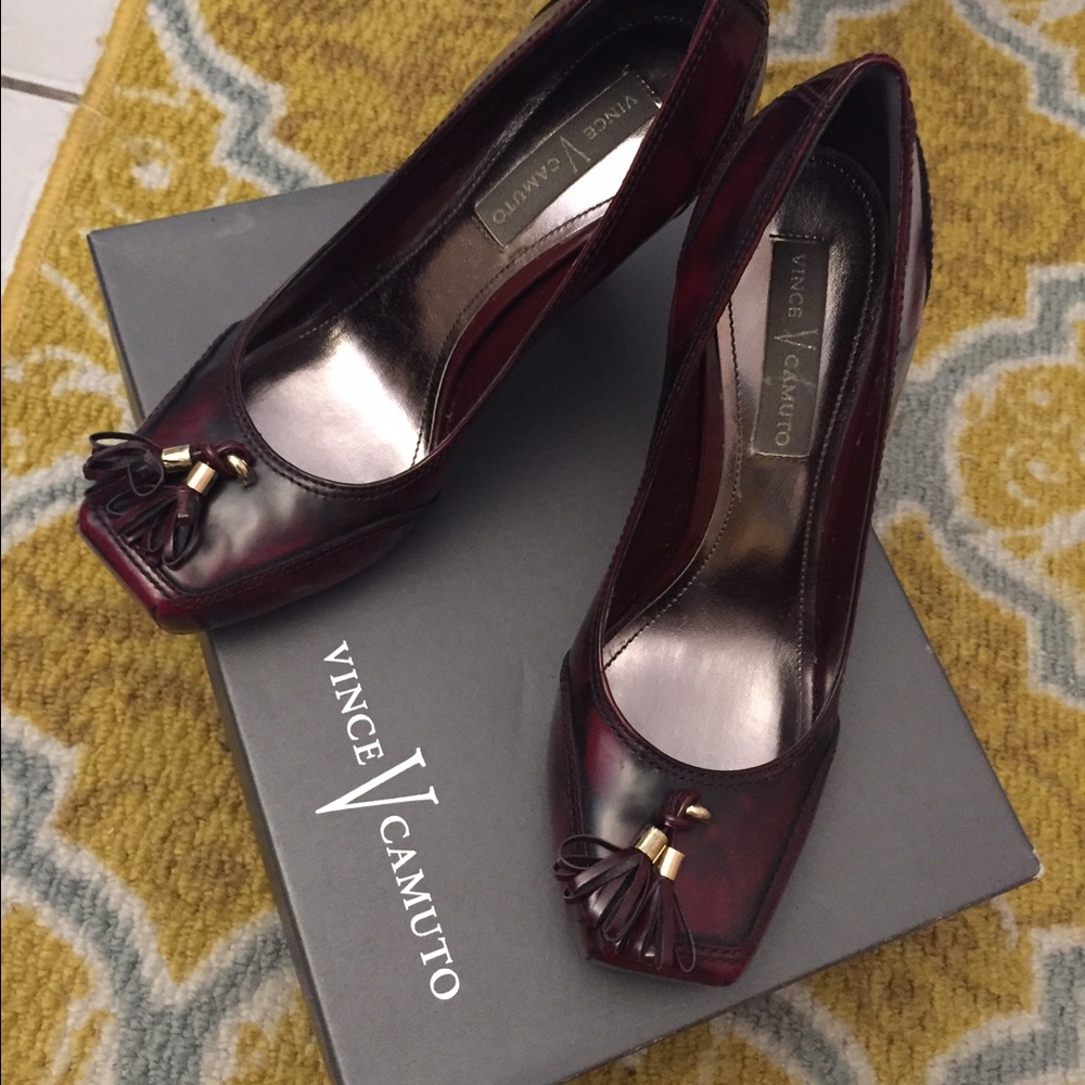 Like new Vince Camino wine red pumps