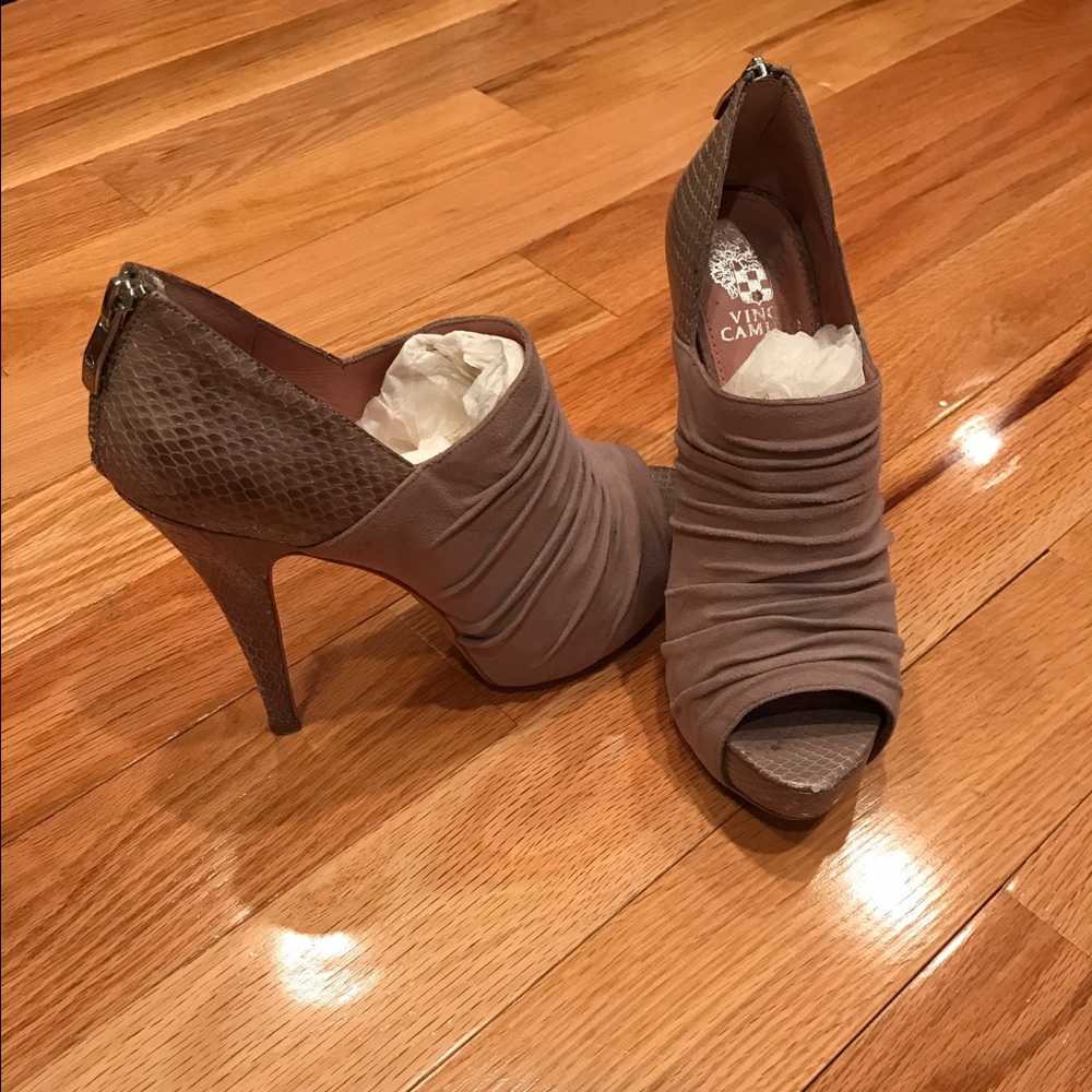 Vince Camuto taupe peep toe heels 7.5